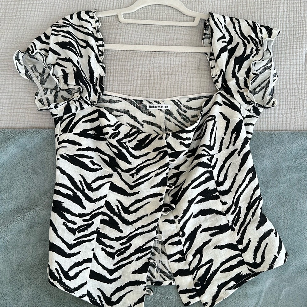 Linen Reformation top size 8 zebra print, sweetheart neckline